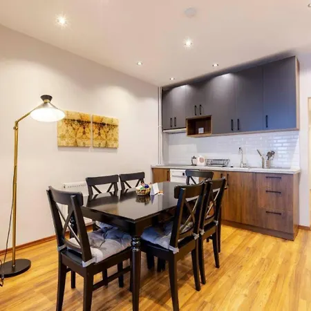 Spacious Modern Airy 4bed2bath Home! #369 Apartment *