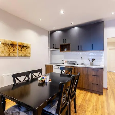 Apartment Spacious Modern Airy 4bed2bath Home! #369 *