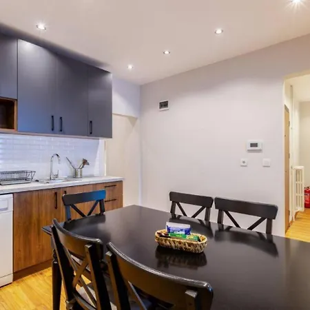 Spacious Modern Airy 4bed2bath Home! #369 Istanbul