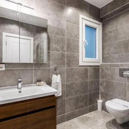 Spacious Modern Airy 4bed2bath Home! #369 Apartment