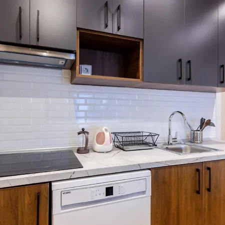 Spacious Modern Airy 4bed2bath Home! #369 *