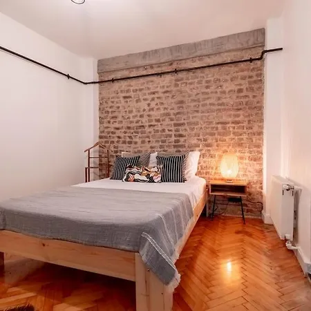 Cosy With Garden Balcony Apartment *
