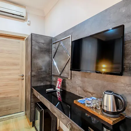 La Pazza Hotel