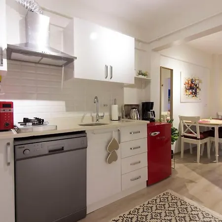 Fully Renovated 2br Flat In Prime Location At Moda Daire *