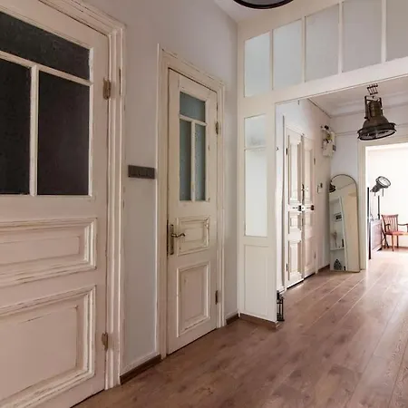 Historic 2br Nisantasi Sisli Flat High Ceilings Apartment *