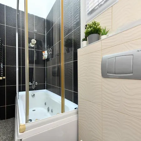 Galata Tower Is Almost In Your Bedroom And In The Balconies Rooftop Terrace With Golden Horn View Istambul