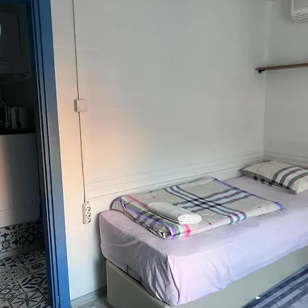 Yellow House Apartment *