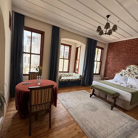 Levant De Luxe Inn