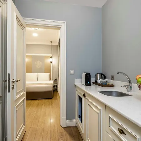 Hotel Raymond Old City