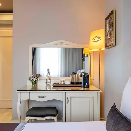 Hotel Raymond Old City