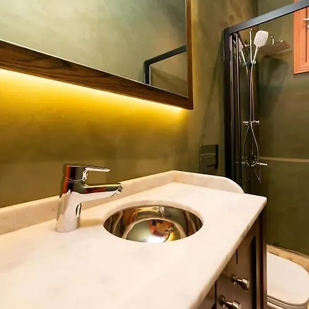 Penelope's Loft - Just Renovated 5br In Centre Apartment