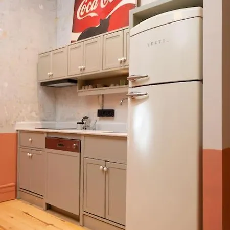 Penelope's Loft - Just Renovated 5br In Centre Apartment *