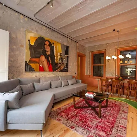 Penelope's Loft - Just Renovated 5br In Centre Apartment