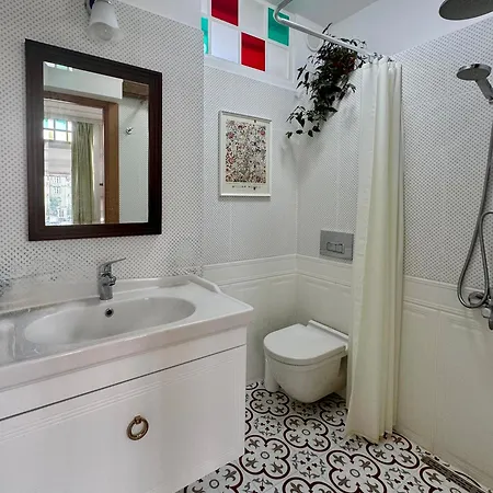 Levant De Luxe Inn