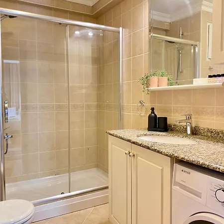 Spacious & Center 3 Bedroom Flat - No2 Apartment *