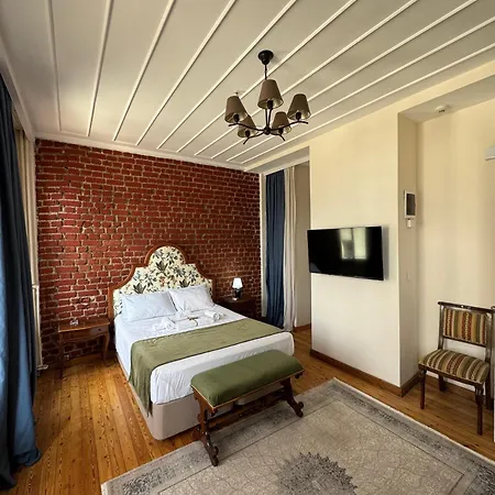Levant De Luxe Inn