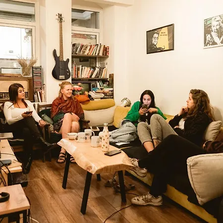 Hostel Hush Lounge