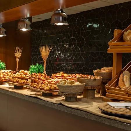 מלון Ramada Plaza By Wyndham Tekstilkent 5*