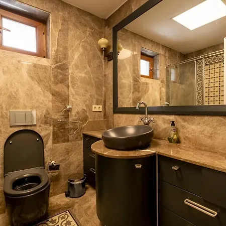 Spacious Apartment, 1-min To Taksim Square Appartement