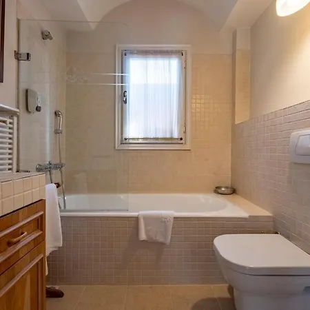 Villa Terrace Triplex In Peninsula *