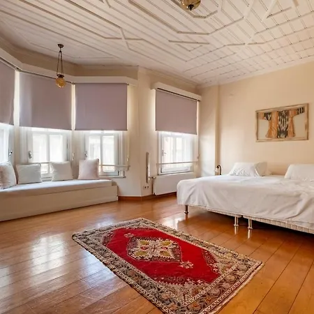 Villa Terrace Triplex In Peninsula *