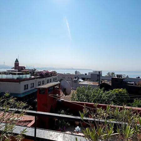 Terrace Triplex In Peninsula Villa