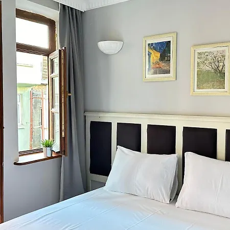 Apartment Perahomes Wooden Flat With Small Balcony