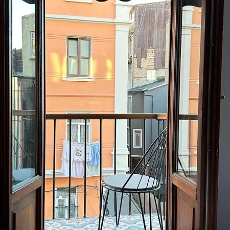 Perahomes Wooden Flat With Small Balcony