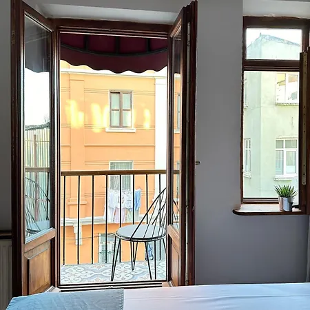 Perahomes Wooden Flat With Small Balcony