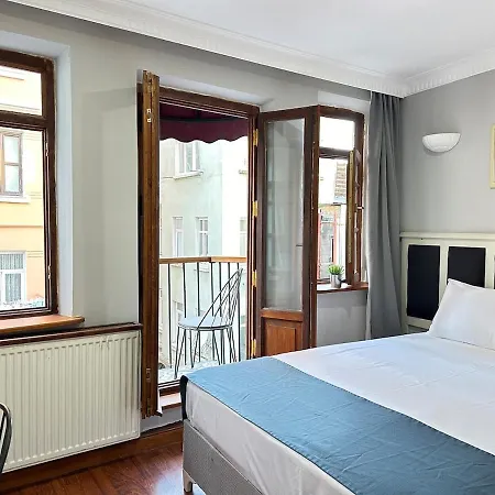Perahomes Wooden Flat With Small Balcony