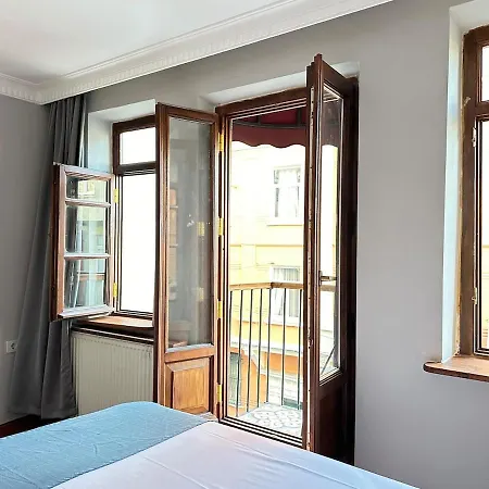 Perahomes Wooden Flat With Small Balcony