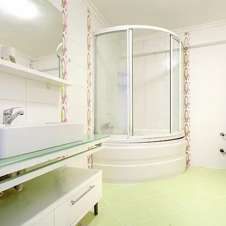 Chic Spacious 4br With Lift On Main Street 2m Metro Apartment