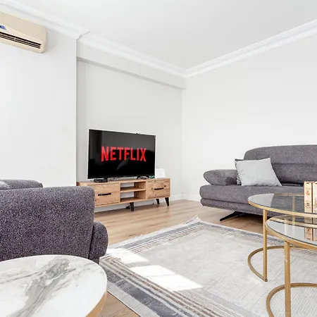 Apartment Chic Spacious 4br With Lift On Main Street 2m Metro Istanbul