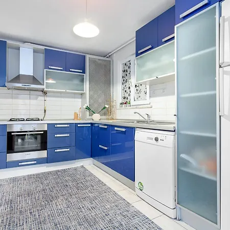 Apartment Chic Spacious 4br With Lift On Main Street 2m Metro