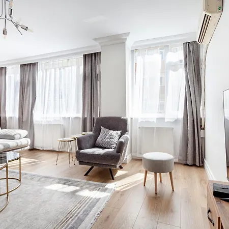 Apartment Chic Spacious 4br With Lift On Main Street 2m Metro