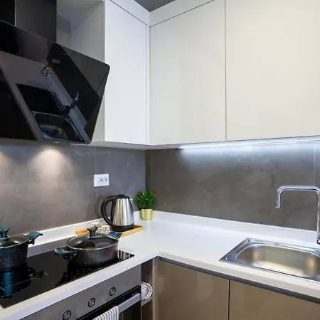 Stylish Urban Apt- Soak Up The City's Vibes