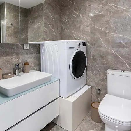 Stylish Urban Apt- Soak Up The City's Vibes