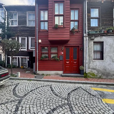 Historic White Mansion Bosphorus & Church View Holiday home *
