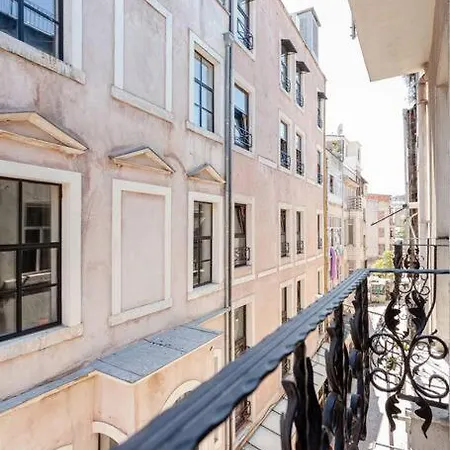 Location With 2 Bedrooms Apartment *