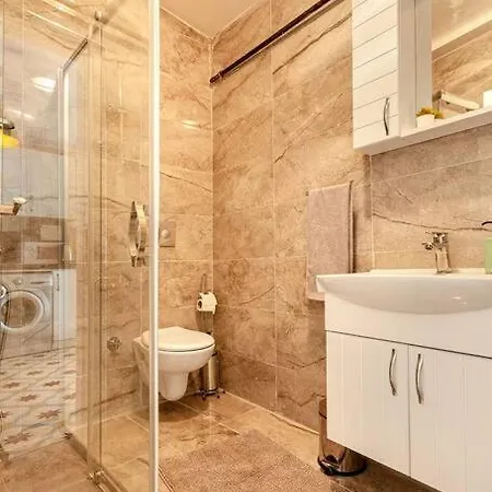 Prime Location With Terrace Apartment *