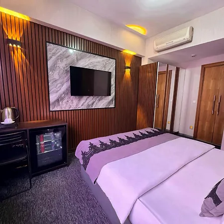 Black Art Hotel *