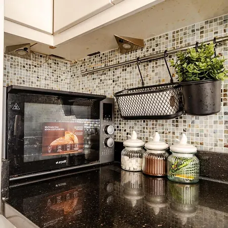 Charming Bagdat Avenue Hideaway, Near Marina * Стамбул