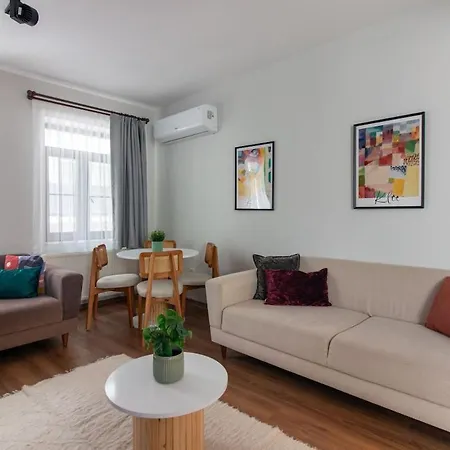 Tastefully Designed 2br With A Lush Backyard Appartement Istambul