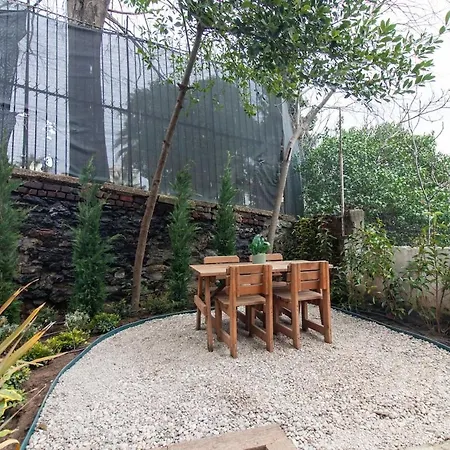Tastefully Designed 2br With A Lush Backyard *