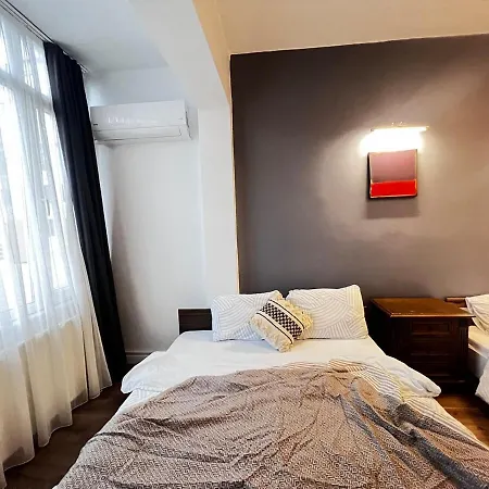 Two Flats With 6br, 4ba Apartament