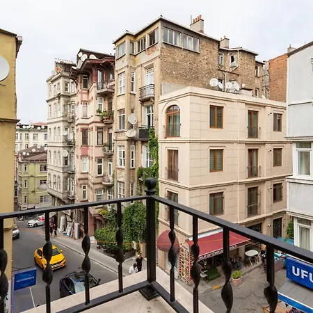 Lovely And Snug Flat, Just Steps From Istiklal Street * Estambul