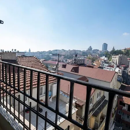 High-ceiling 3-bedroom With View * Istanbul