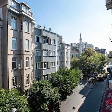 High-ceiling 3-bedroom With View Apartment *