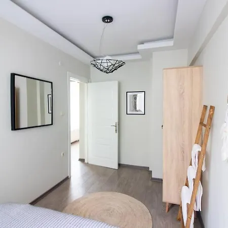 Apartment Pretty Corner Flat With Abundant Light In Kadikoy *