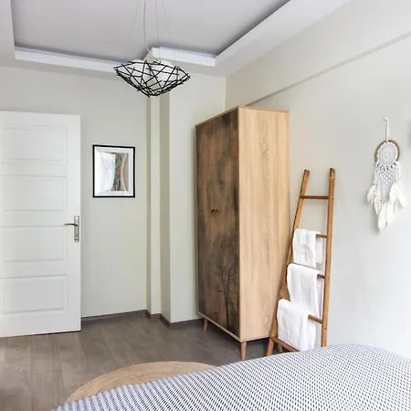 Apartment Pretty Corner Flat With Abundant Light In Kadikoy